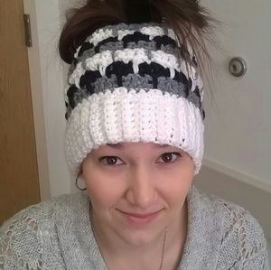 NWOT-Stylish messy bun hat